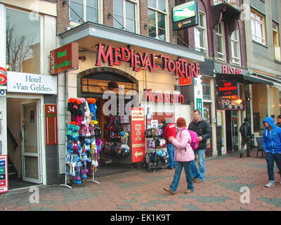 Amsterdam, Niederlande - 18. Februar 2012: die Menschen in der Nähe des Museum für mittelalterliche Folter in Amsterdam. Niederlande Stockfoto