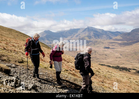 Wales, Großbritannien. Samstag, 4. April 2015. Wanderer genießen Sie herrlich wandern Wetter mit klarem Blick auf Mount Snowdon Horseshoe in Berge von Snowdonia National Park. Capel Curig, Conwy, Wales, Großbritannien, Großbritannien. Sonnenschein und blauer Himmel sind eine willkommene Abwechslung von der aktuellen Wetterlage. Credit: Realimage/Alamy leben Nachrichten Stockfoto