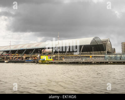 Damm und dem Bahnhof in Amsterdam. Niederlande Stockfoto