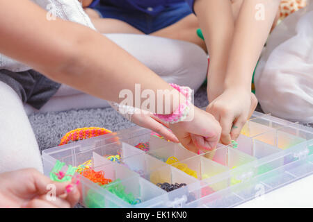 Gummibänder für selbstgemachte Armbänder Stockfoto