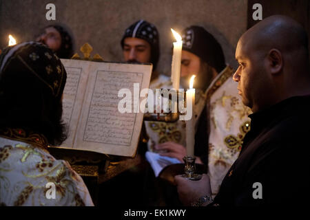 Koptisch-orthodoxen Klerus, die Teilnahme an einer Prozession während Lazarus Samstag in der Kirche des Heiligen Grabes in der alten Stadt von Jerusalem Israel Stockfoto