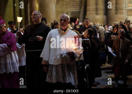 Lateinischen katholischen Klerus und christlichen Gläubigen, die Teilnahme an einer Prozession in der Karwoche in Kirche des Heiligen Grabes in Altstadt Ost-Jerusalem Israel Stockfoto