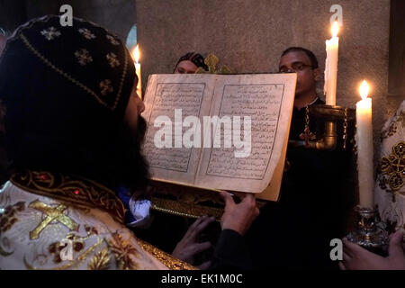 Koptisch-orthodoxen Klerus, die Teilnahme an einer Prozession während Lazarus Samstag in der Kirche des Heiligen Grabes in der alten Stadt von Jerusalem Israel Stockfoto