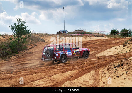 Rennen auf einer Rallye-Raid auf sandigen Dünen. Rallye-Raid Baha "Belarus" 2014 - zweiter Tag. Stockfoto