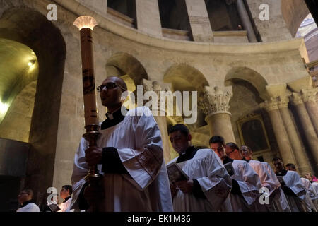 Lateinischen katholischen Klerus, die Teilnahme an einer Prozession in der Karwoche in Kirche des Heiligen Grabes in Altstadt Ost-Jerusalem Israel Stockfoto