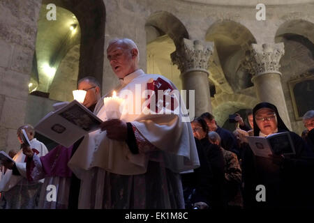 Römisch-katholischen Klerus und Gläubige, die an einer Messe Prozession während der Heiligen Woche in der Kirche des Heiligen Grabes in der alten Stadt Jerusalem Israel Stockfoto