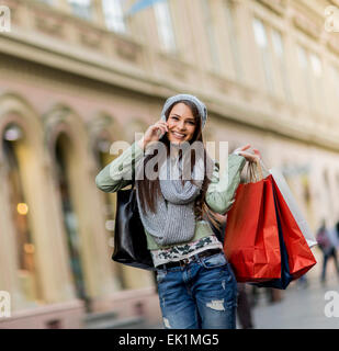 Junge Frau in den Warenkorb Stockfoto