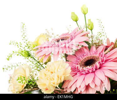 Fragment von Bouquet von Gerbera, Nelken und andere Blumen isoliert auf weißem Hintergrund. Stockfoto