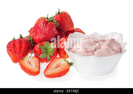 Frische saftige Erdbeere mit Joghurt in Schüssel isoliert auf weißem Hintergrund. Closeup. Stockfoto