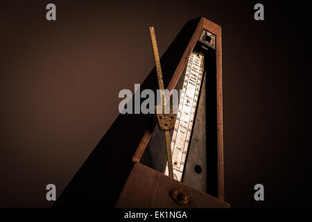 Farbe Schuss eines Vintage Metronoms, auf einem schwarzen Hintergrund. Stockfoto