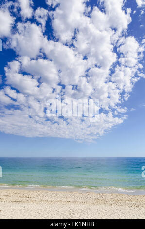 Flauschigen weißen Cumulus-Wolken über dem Meer vor der Küste von Busselton in Western Australia