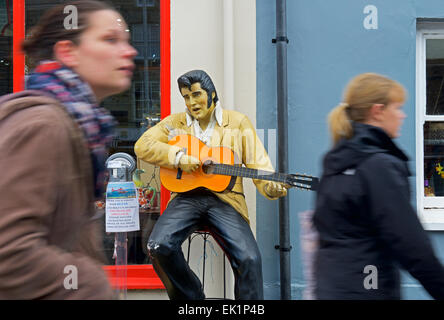 Elvis Presley als Straßenmusikant auf der Straße in Machynlleth, Powys, Wales UK Stockfoto