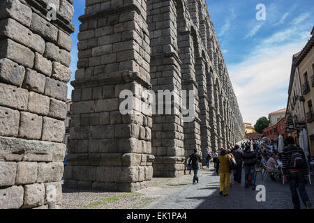 Römisches Aquädukt von Segovia. Baudenkmal als Erbe der Menschheit und internationales Interesse von der UNESCO Stockfoto