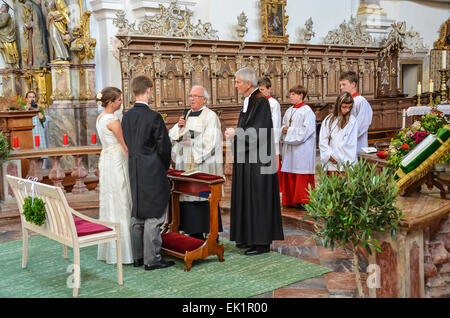 ökumenische Hochzeit, kirchliche Trauung, Hochzeit Gäste Braut Bräutigam Stockfoto