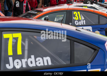 Fawkham, UK. 5. April 2015. Andrew Jordan und Jack Goff des MG 888 Racing MG 6GT Autos in Grube während Dunlop MSA British Touring Car Championship in Brands Hatch auf 5. April 2015 in FAWKHAM, LONGFIELD, Vereinigtes Königreich. Bildnachweis: Gergo Toth/Alamy Live-Nachrichten Stockfoto