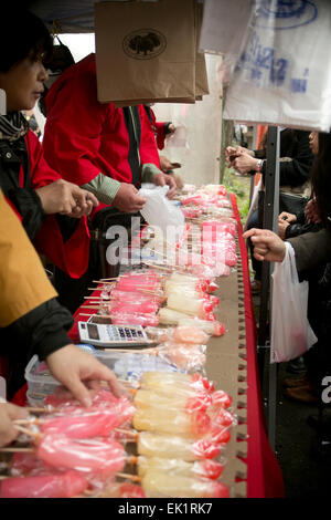 Besucher kaufen Phallus Süßigkeiten während des Kanamara Festivals bei Kawasaki am 5. April 2015. Kanamara Matsuri oder das Festival des Steel Phallus wurde von Prostituierten begonnen, die zum Schutz vor sexuell übertragbaren Krankheiten beten wollten. Menschen wollen jetzt für einfache Lieferung, Ehe und Harmonie Paare. Das Festival findet am ersten Sonntag im April am Kanayama Schrein. Es ist eine touristische Attraktion geworden und wird verwendet, um Geld für HIV Wohltätigkeitsorganisationen. © Rodrigo Reyes Marin/AFLO/Alamy Live-Nachrichten Stockfoto