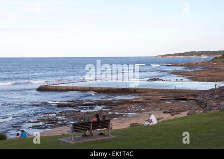 Shelly Beach Rock Pool in Cronulla bei Sonnenuntergang. Stockfoto