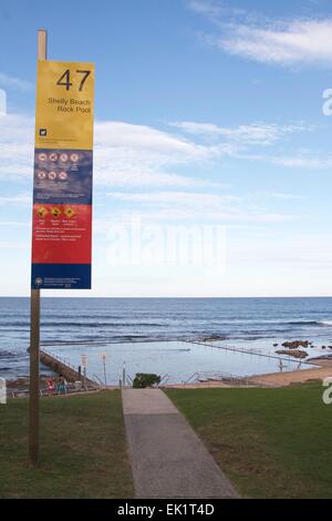 Shelly Beach Rock Pool in Cronulla kurz vor Sonnenuntergang. Stockfoto