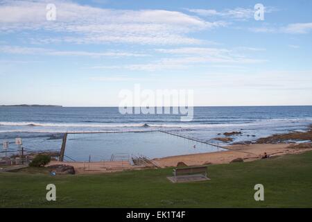 Shelly Beach Rock Pool in Cronulla kurz vor Sonnenuntergang. Stockfoto