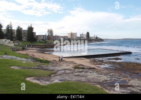 Shelly Beach Rock Pool in Cronulla kurz vor Sonnenuntergang. Stockfoto