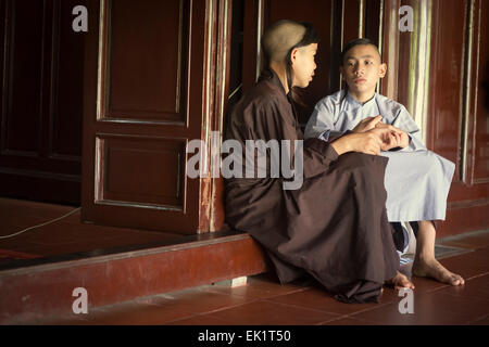 Junge Mönche in Thien Mu Pagode. Thua Thien Hue Provinz. Hue. Vietnam. Stockfoto