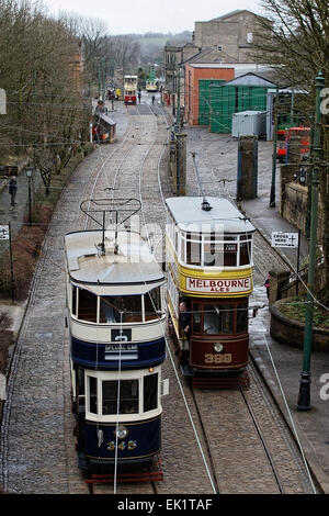 Ein Fahrer auf der Plattform der Straßenbahn 399 (Leeds 1926) als Straßenbahn 345 (Leeds 1921) geht auf dem Weg bis zur Endstation Stockfoto