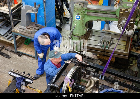 Zwei Ingenieure arbeiten an eine Elektro-mechanische Straßenbahn Drehgestellrahmen Stockfoto