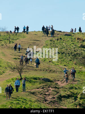 Edinburgh, Schottland. 5. April 2015. Ostersonntag brachte einen willkommenen Sonnenstrahl mit Edinburgh genießen 17 Grad Celsius. Hunderte von Menschen nutzten mit einem Spaziergang im Holyrood Park. Andrew O'Brien / Alamy Live News Stockfoto