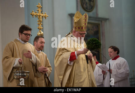 München, Deutschland. 5. April 2015. Der Bogen Bischof von München und Freising, Reinhard Cardinal Marx (C), feiert der päpstlichen Hochamt anlässlich der Auferstehung Jesu in den Liebfrauendom in München, Deutschland, 5. April 2015. Foto: Peter Kneffel/Dpa/Alamy Live News Stockfoto