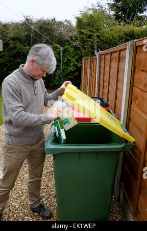 Viele Gemeinden bieten Wheelie-Behälter für das recycling von Hausmüll wie Papier, Kunststoff, Blech und Glas. Stockfoto