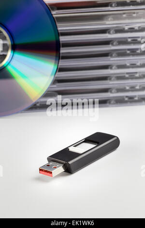 Ein USB-Flashdrive und einen Stapel DVD's Stockfoto