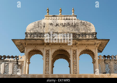 Architekturdetail, Badi Charur Chowk Hof, Stadtschloss, Udaipur, Rajasthan, Indien Stockfoto