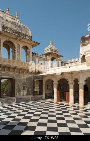 BAdI Charur Chowk Hof, Stadtschloss, Udaipur, Rajasthan, Indien Stockfoto