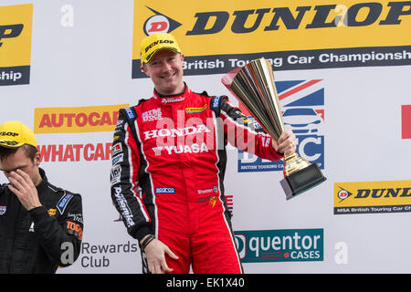 Brands Hatch, Fawkham, Longfield, Großbritannien. 5. April 2015. Gordon Shedden und Honda Yuasa Honda Civic Type-R Racing feiert während der Dunlop MSA British Touring Car Championship in Brands Hatch. Bildnachweis: Gergo Toth/Alamy Live-Nachrichten Stockfoto