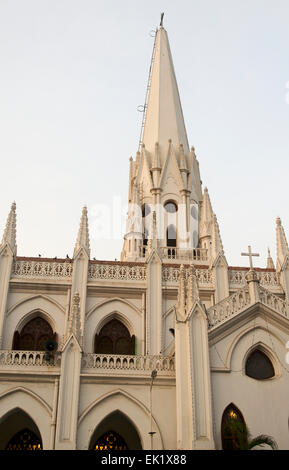 Seitenansicht der Santhome Basilica Kathedrale in Chennai, Tamil Nadu, Indien Stockfoto