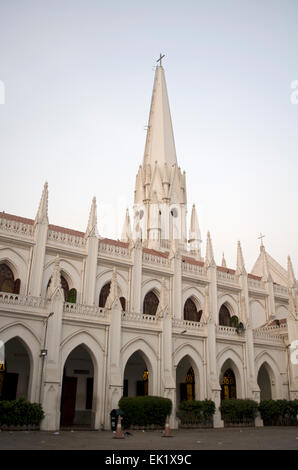 Seitenansicht der Santhome Basilica Kathedrale in Chennai, Tamil Nadu, Indien Stockfoto