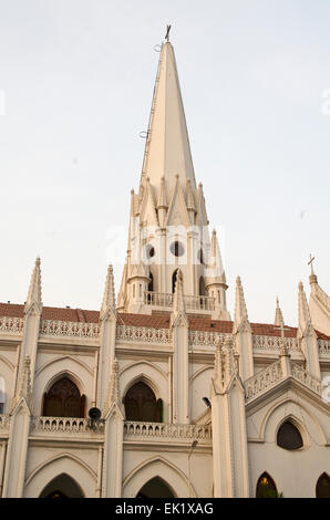 Seitenansicht der Santhome Basilica Kathedrale in Chennai, Tamil Nadu, Indien Stockfoto