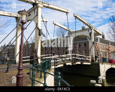 Walter Süskind Zugbrücke (1972) über die Nieuwe Herengracht Kanal trifft dort auf den Fluss Amstel.  Amsterdam, Niederlande Stockfoto