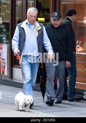 Hundetrainer Cesar Millan, Star der Reality show "Dog Whisperer mit Cesar Millan," auf Urlaub in Kroatien mit einem Freund.  Mitwirkende: Cesar Millan wo: Zagreb, Kroatien bei: 1. Oktober 2014 Stockfoto