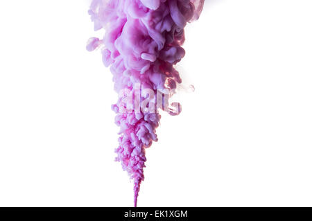 Violett farbige Tinte Rauch erstellen Muster im Wasser Stockfoto