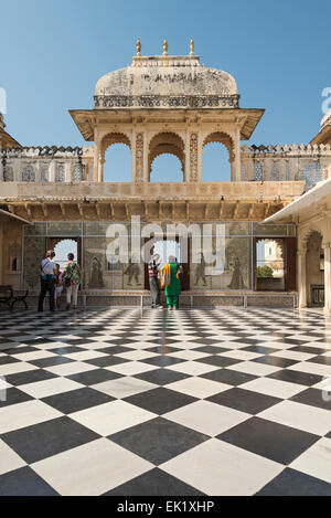 BAdI Charur Chowk Hof, Stadtschloss, Udaipur, Rajasthan, Indien Stockfoto