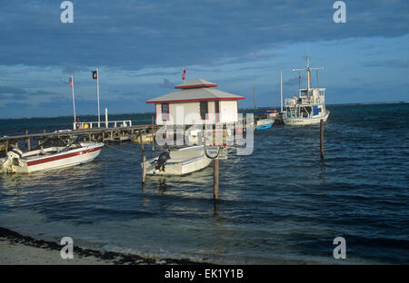 Der Küste bei San Pedro ist gesäumt von Tauchshops und Angelboote/Fischerboote, San Pedro, Ambergris Caye, Belize, Mittelamerika Stockfoto