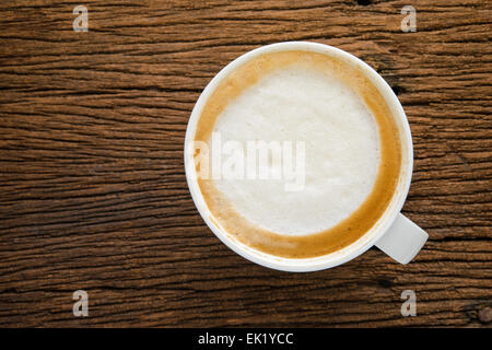 Kaffeetasse auf Holztisch Stockfoto