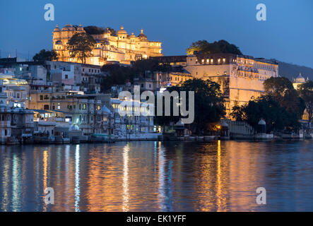 City Palace in Udaipur bei Nacht, Rajasthan, Indien Stockfoto