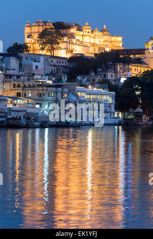 City Palace in Udaipur bei Nacht, Rajasthan, Indien Stockfoto