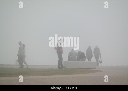 Blackpool UK, 5. April 2015. Wetternachrichten, ein neblig und düster Ostersonntag auf der Promenade in Blackpool.  Bildnachweis: Gary Telford/Alamy live-Nachrichten Stockfoto