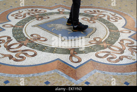 Mailand, Italien. 13. März 2015. Ein Bull-Mosaik in den Boden, modelliert nach dem Wappen der italienischen Stadt Turin, im Einkaufszentrum Galleria Vittorio Emanuele II in Mailand, Italien, 13. März 2015. Foto: Nicole Becker/Dpa - NO-Draht-SERVICE-/ Dpa/Alamy Live News Stockfoto