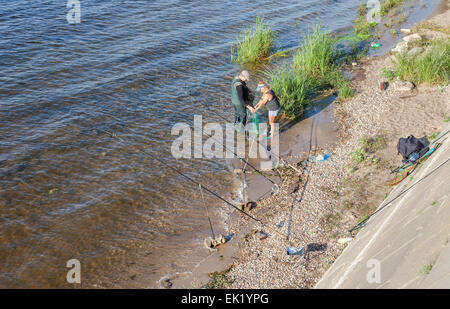 Mann und Frau Angeln an der Angel am Ufer der Wolga in Samara Stockfoto