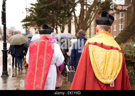 LONDON - 29. März: Unbekannter Priester am Palmsonntag-Prozession am 29. März 2015, in London, England, UK. Palm-sund Stockfoto