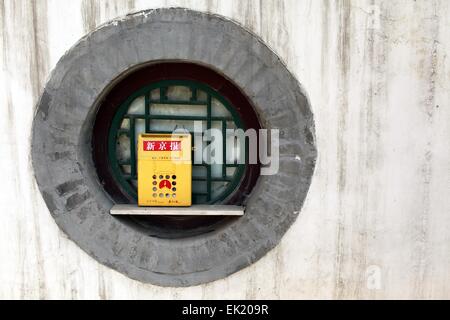 Peking, China. 7. April 2012. Eine Briefkastenfirma in einem runden Fenster in der Fayuan-Tempel im südlichen Bezirk Xuanwu Bejing, China, 7. April 2012. Fayuan-Tempel ist eine alte buddhistische Kloster. Foto: Jens Büttner/Dpa - NO-Draht-SERVICE-/ Dpa/Alamy Live News Stockfoto